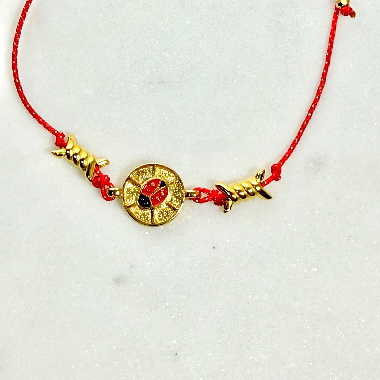 μαρτάκι-βραχιόλι με πασχαλίτσα σε κόκκινο κορδόνι