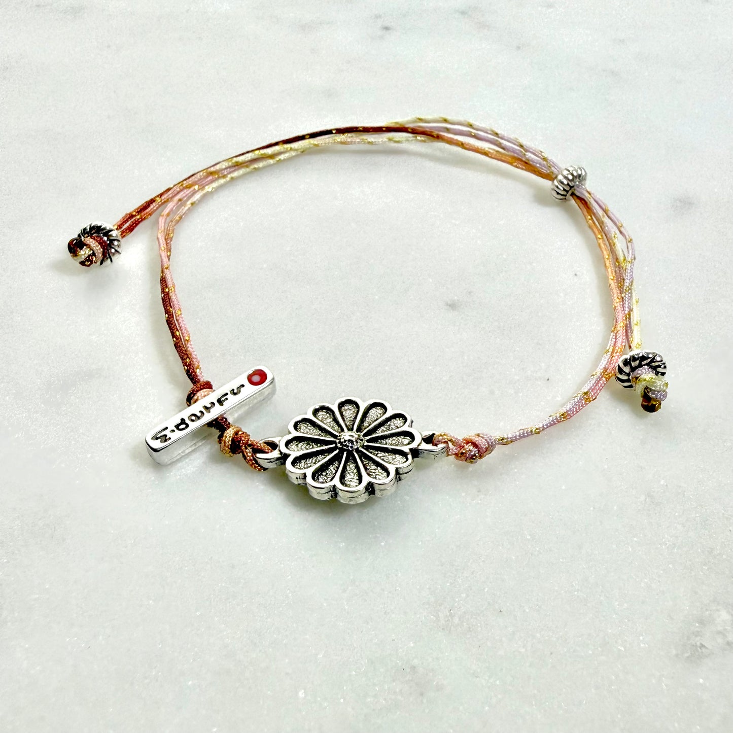 μαρτάκι-βραχιόλι με επάργυρο λουλούδι μαργαρίτα & στοιχείο μάρτης