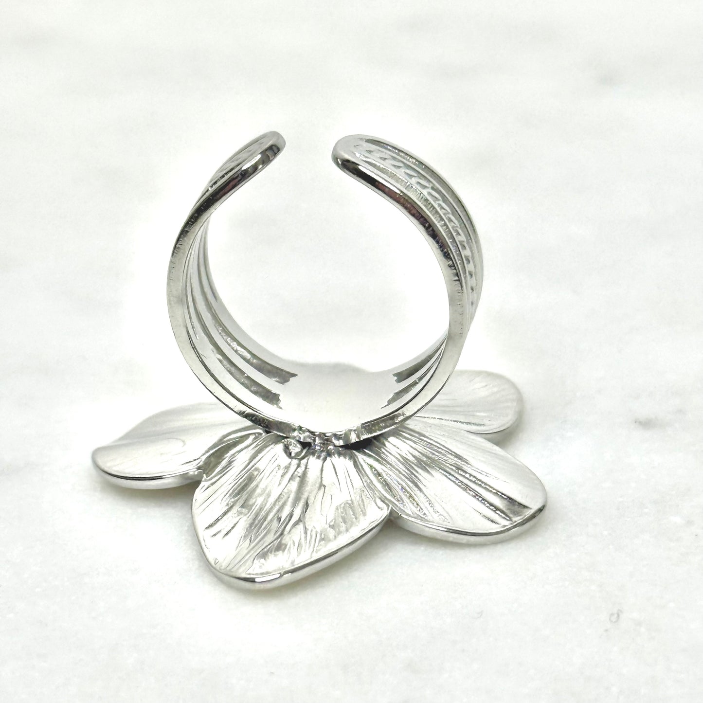 δαχτυλίδι λουλούδι ασημί σε σχήμα λουλουδιού με ανάγλυφο σχέδιο, ιδανικό για layering