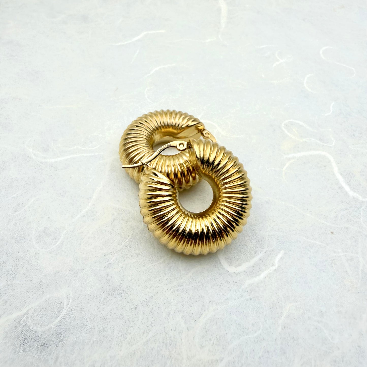 ατσάλινα σκουλαρίκια με bold εντυπωσιακό grooved design