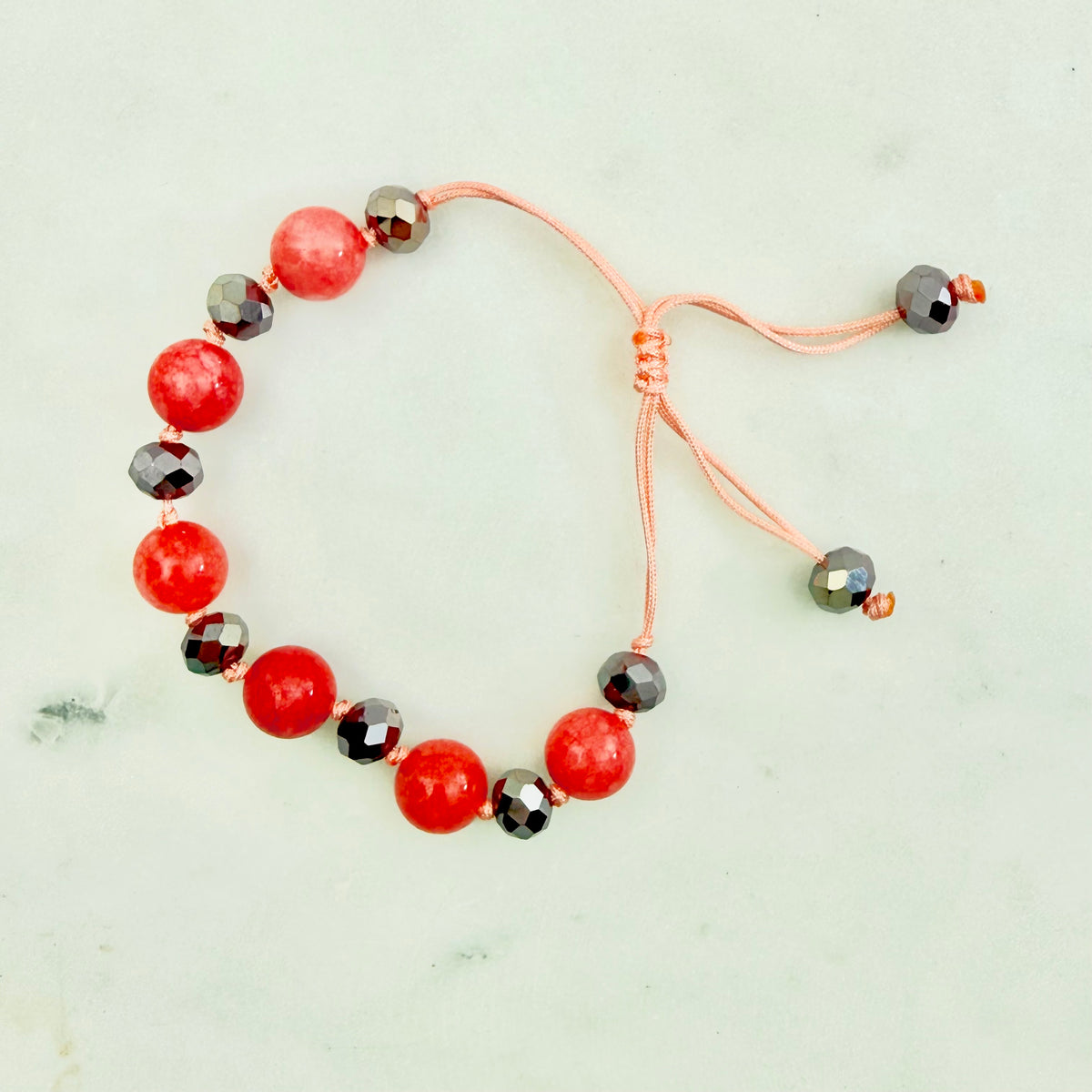 cherry bead bracelet με ροζ και σκούρες κόκκινες πέτρες για colourful everyday looks