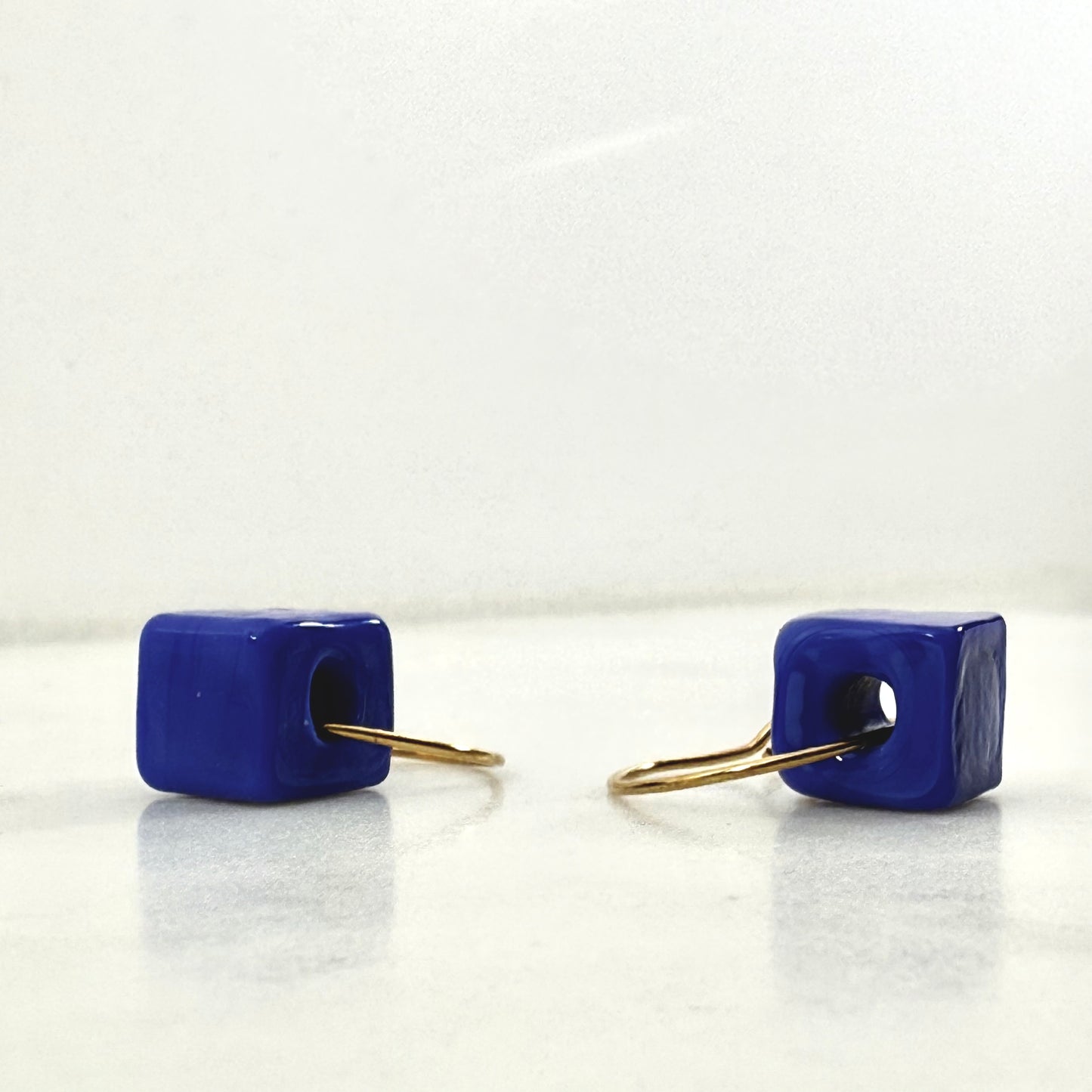 επιχρυσωμένοι ορειχάλκινοι κρίκοι 0.8x15mm με έντονο μπλε κεραμικό κύβο