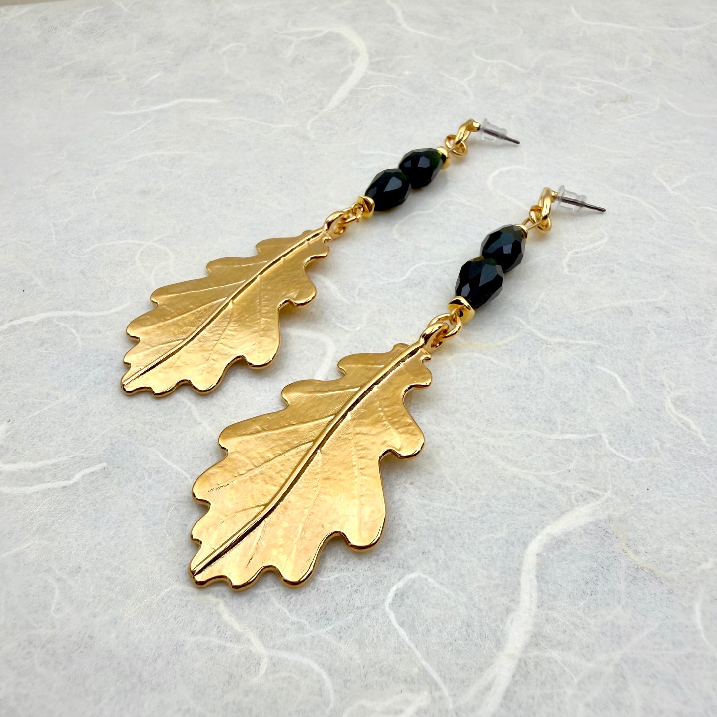 χειροποίητα κρεμαστά σκουλαρίκια με oak leaf pendants και χάντρες σε σχήμα δάκρυ σε πράσινο σκούρο χρώμα