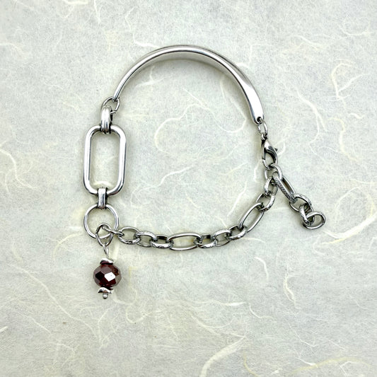 βραχιόλι με ατσάλινη αλυσίδα και ορειχάλκινο ημικυκλικό στοιχείο και dark red bead charm