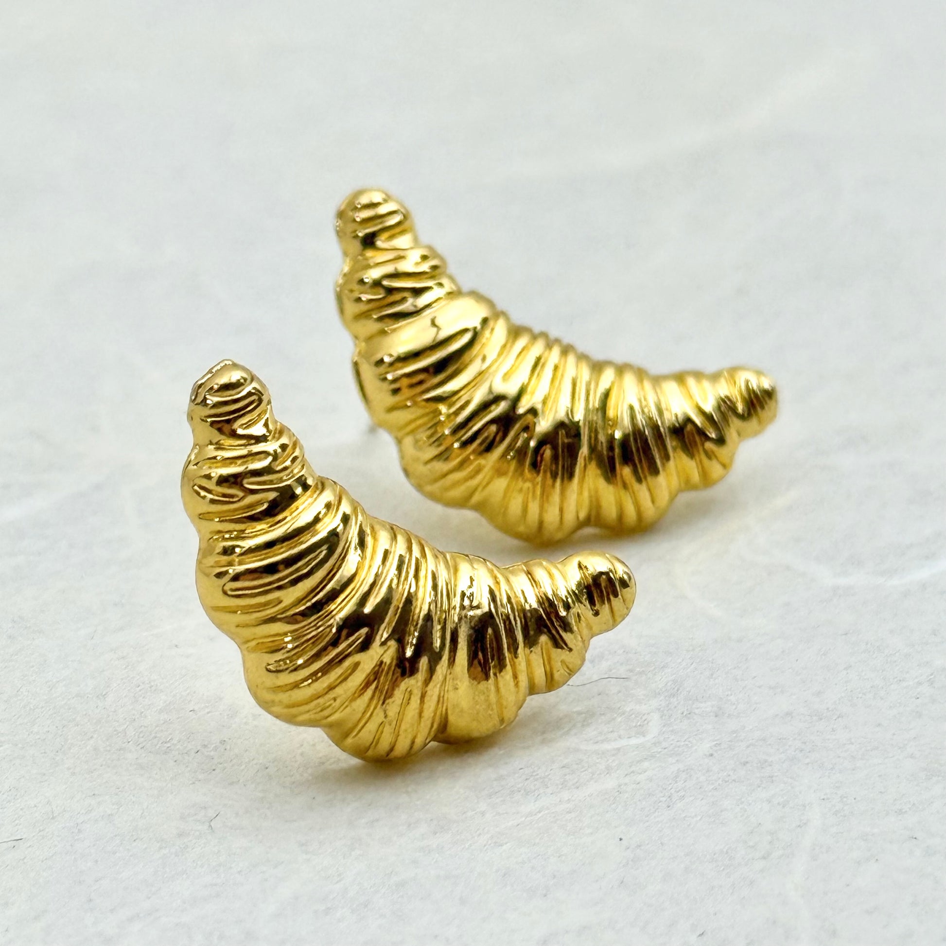 Επιχρυσωμένα καρφωτά σκουλαρίκια με croissant-inspired design