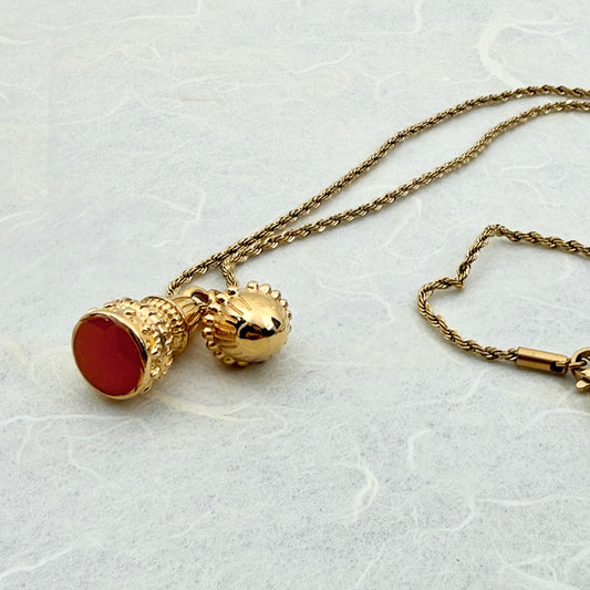 ατσάλινο κολιέ (twisted design) με charms βελανίδι και πορτοκαλί λεπτομέρεια