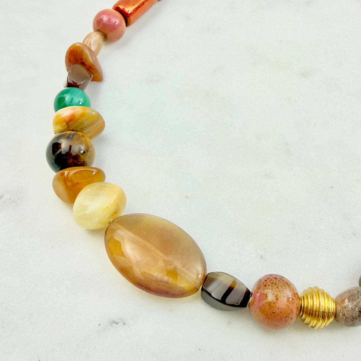 autumn beaded necklace με warm amber, yellow, orange και brown tones δένουν με τις μικρές green, blue και dark details