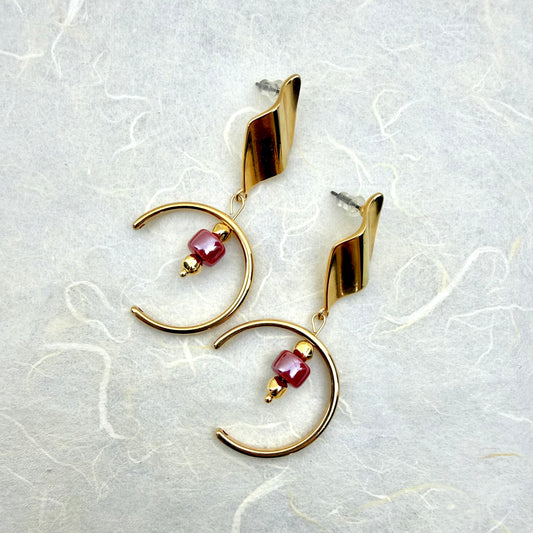 καρφωτά σκουλαρίκια με κυματιστό στοιχείο και ημικυκλικό design και ruby-red χάντρα