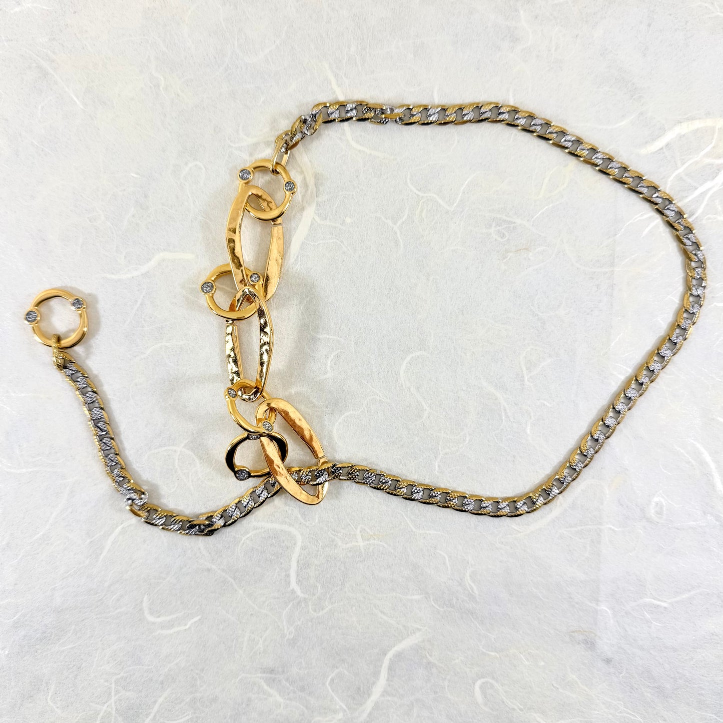 κολιέ που συνδυάζει χρυσούς κρίκους και ατσάλινη αλυσίδα δίχρωμη, χρυσό-ασημί