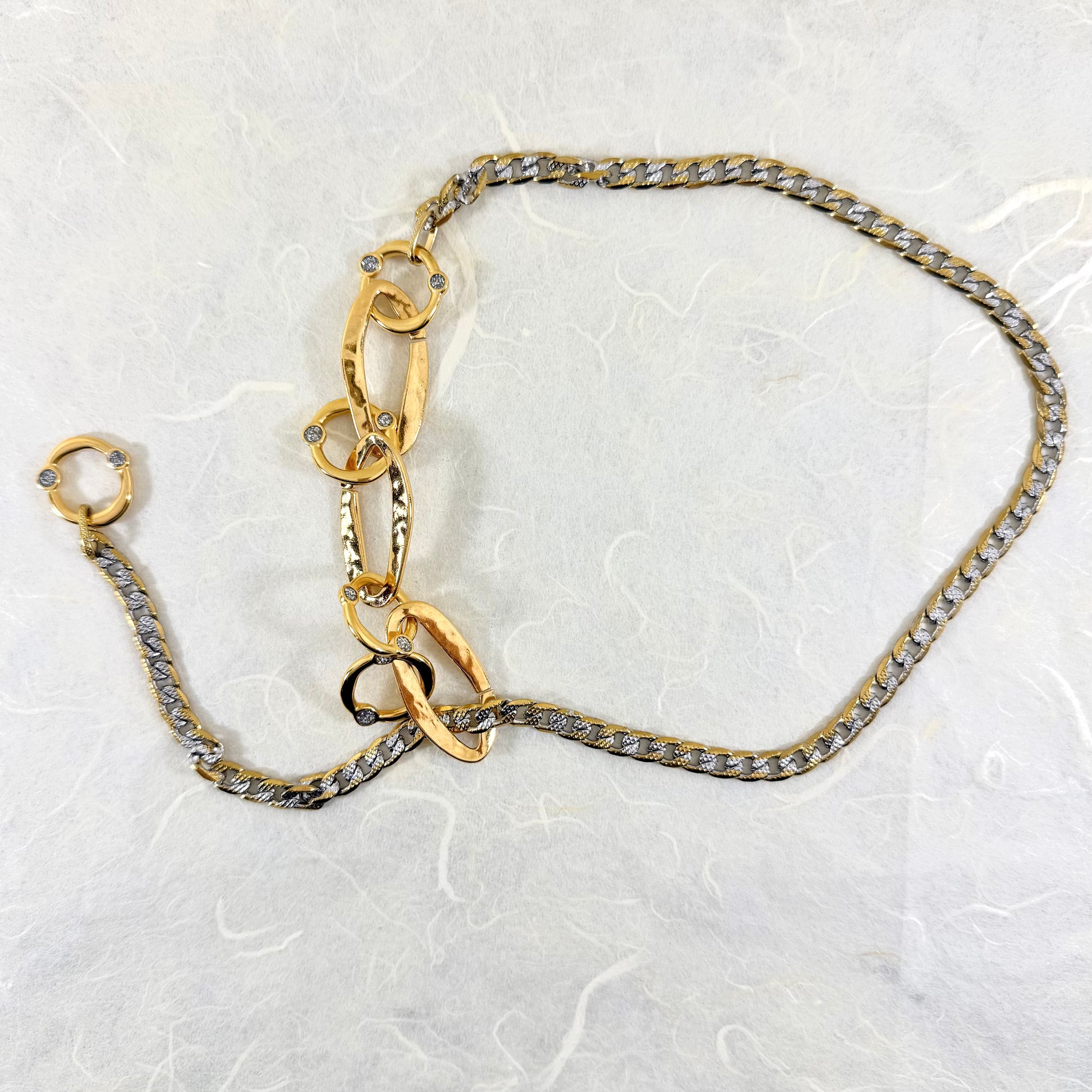 κολιέ που συνδυάζει χρυσούς κρίκους και ατσάλινη αλυσίδα δίχρωμη, χρυσό-ασημί