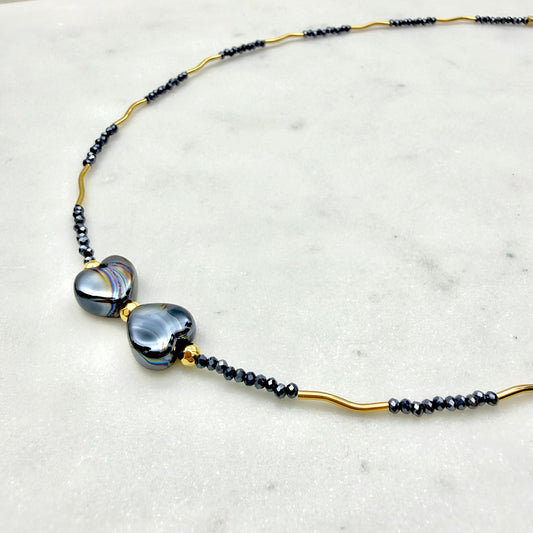 κολιέ με κεραμικές χάντρες σε σκούρο μπλε χρώμα με διακοσμητικούς κρυστάλλους, ιδανικό για layered styling