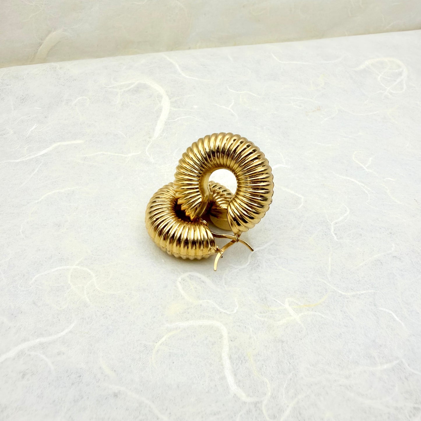 ατσάλινα σκουλαρίκια με bold εντυπωσιακό grooved design