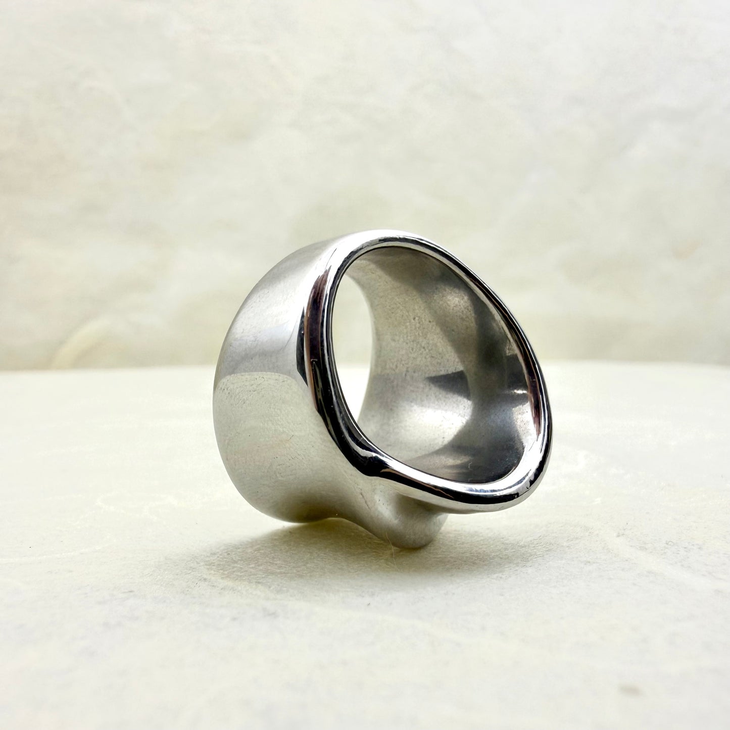 ατσάλινο δαχτυλίδι με bold, chunky design