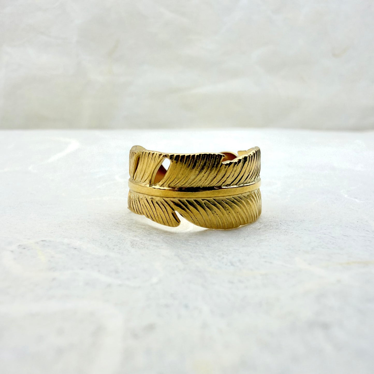 ατσάλινο δαχτυλίδι με feather-inspired σχέδιο