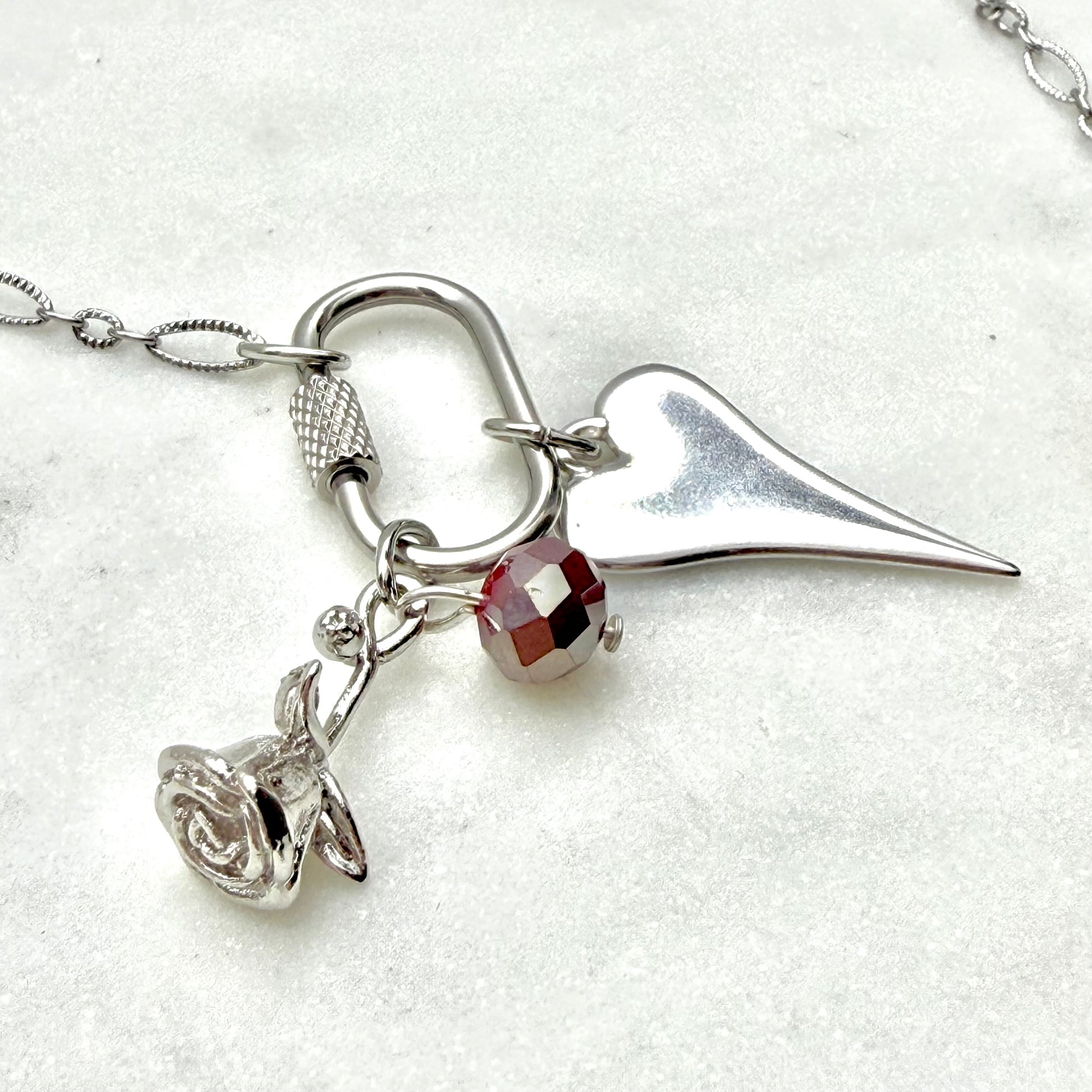 ασημένιο κολιέ με καρδιά και λουλούδι & κόκκινο κρύσταλλο charm και carabiner στοιχείο