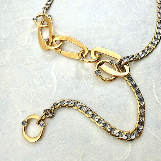 κολιέ που συνδυάζει χρυσούς κρίκους και ατσάλινη αλυσίδα δίχρωμη, χρυσό-ασημί