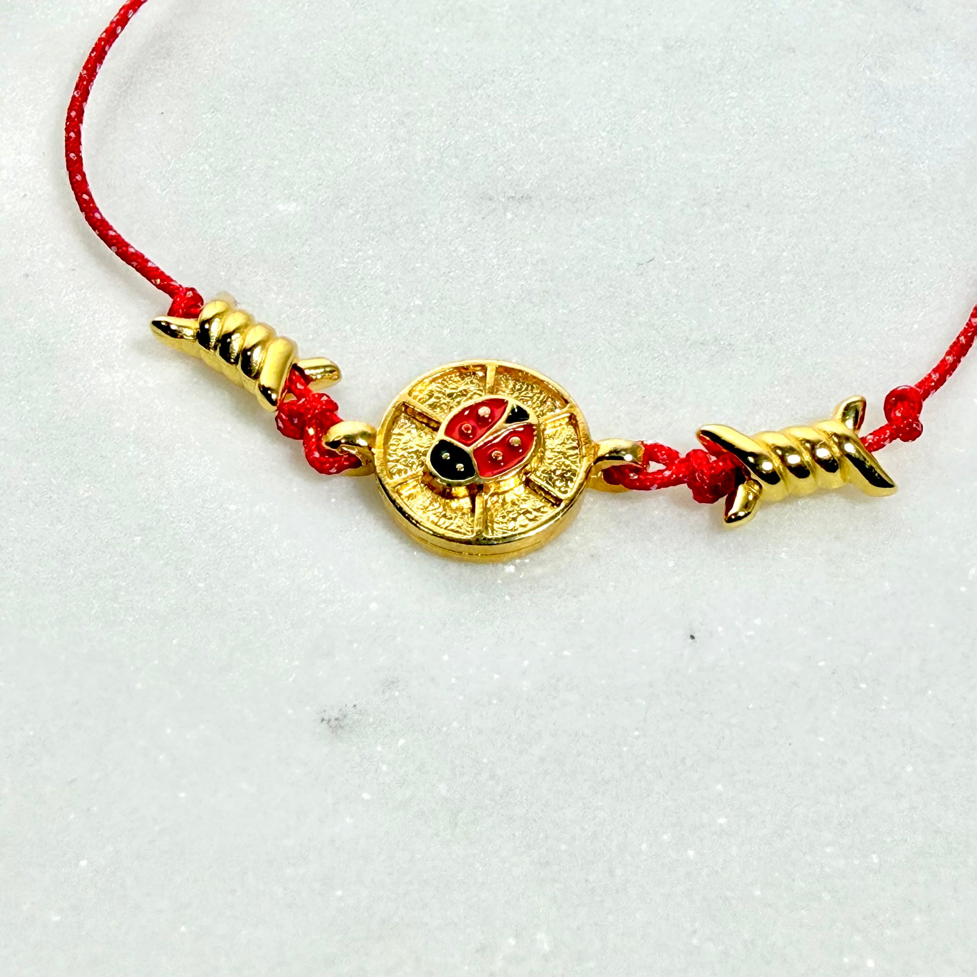  μαρτάκι-βραχιόλι με πασχαλίτσα σε κόκκινο κορδόνι