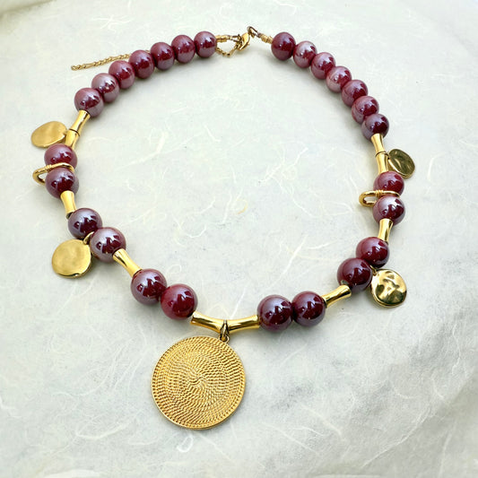 Χειροποίητο κολιέ με κερασί chunky χάντρες και επίχρυσα charms