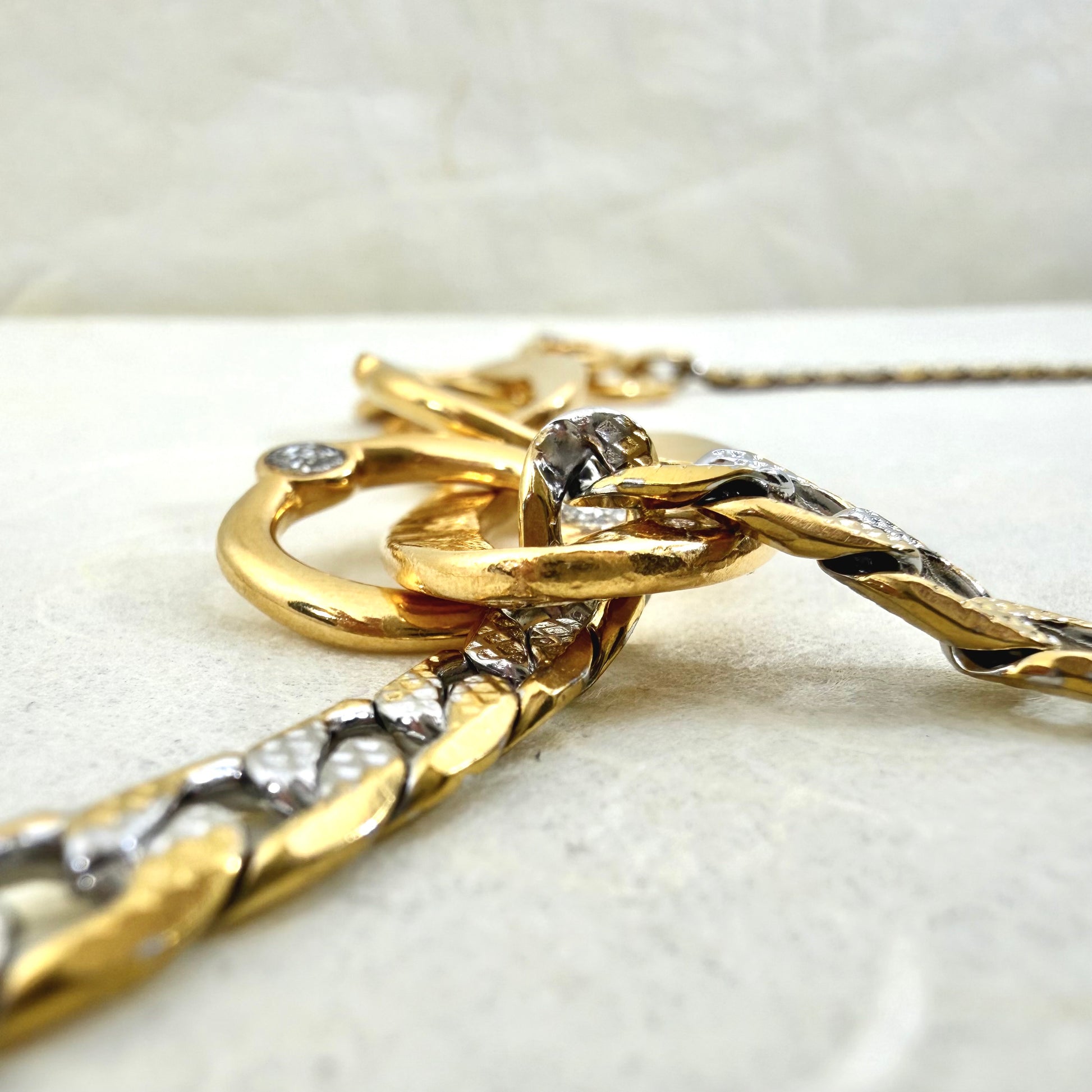 κολιέ που συνδυάζει χρυσούς κρίκους και ατσάλινη αλυσίδα δίχρωμη, χρυσό-ασημί