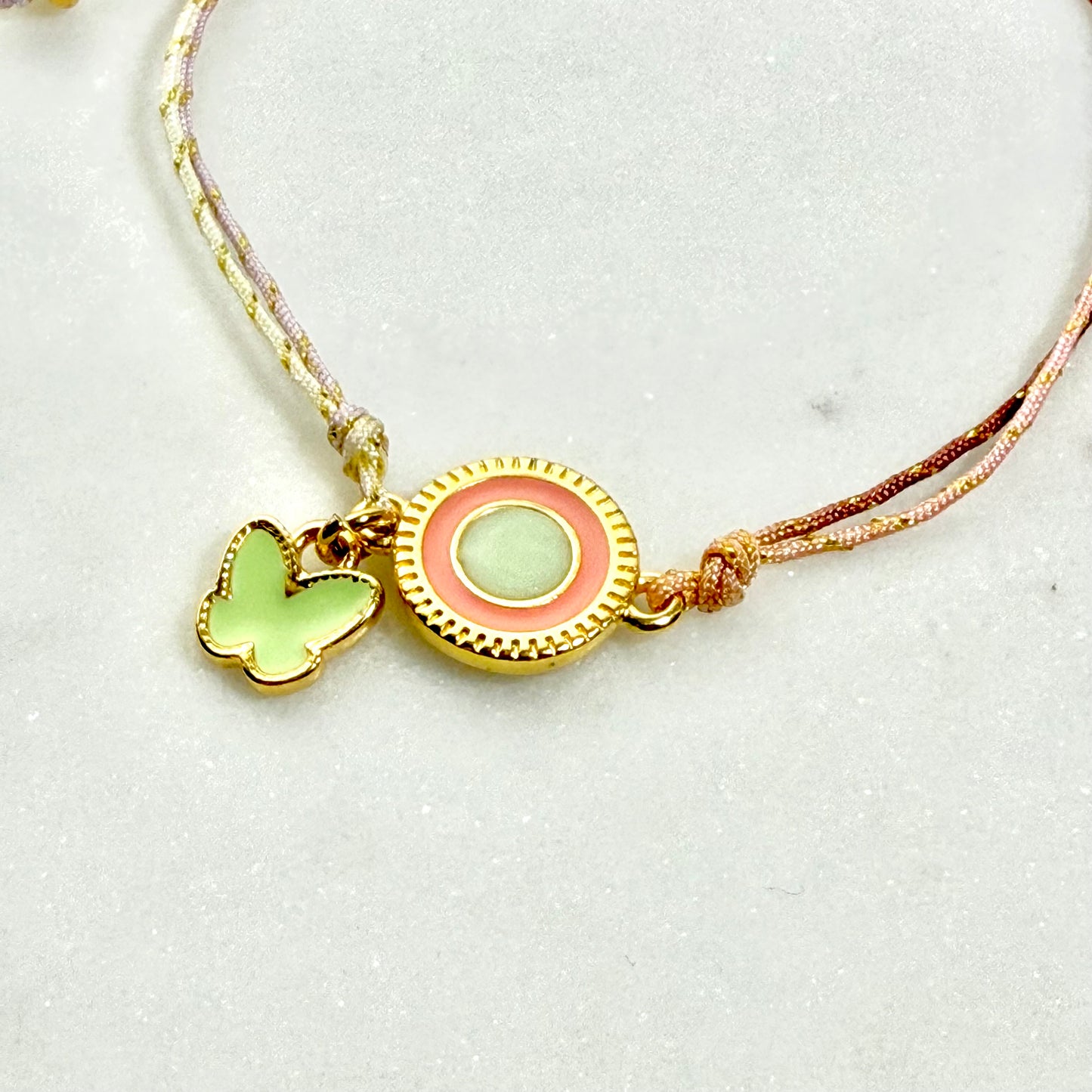 μαρτάκι βραχιόλι με πεταλούδα και στρογγυλό στοιχείο σε pastel αποχρώσεις