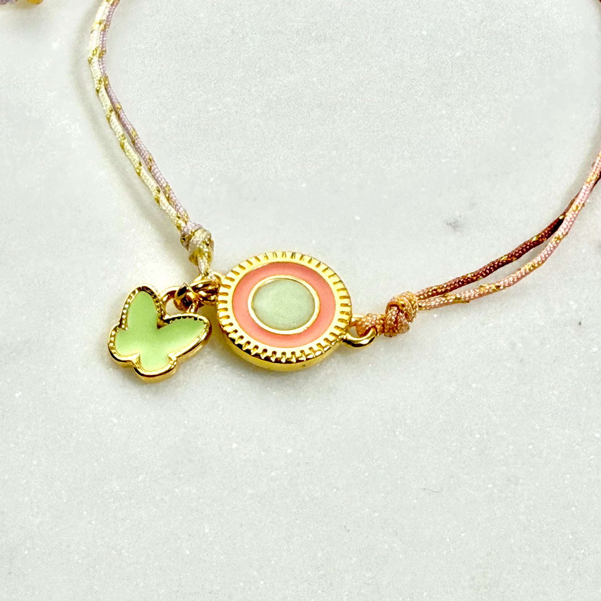 μαρτάκι βραχιόλι με πεταλούδα και στρογγυλό στοιχείο σε pastel αποχρώσεις