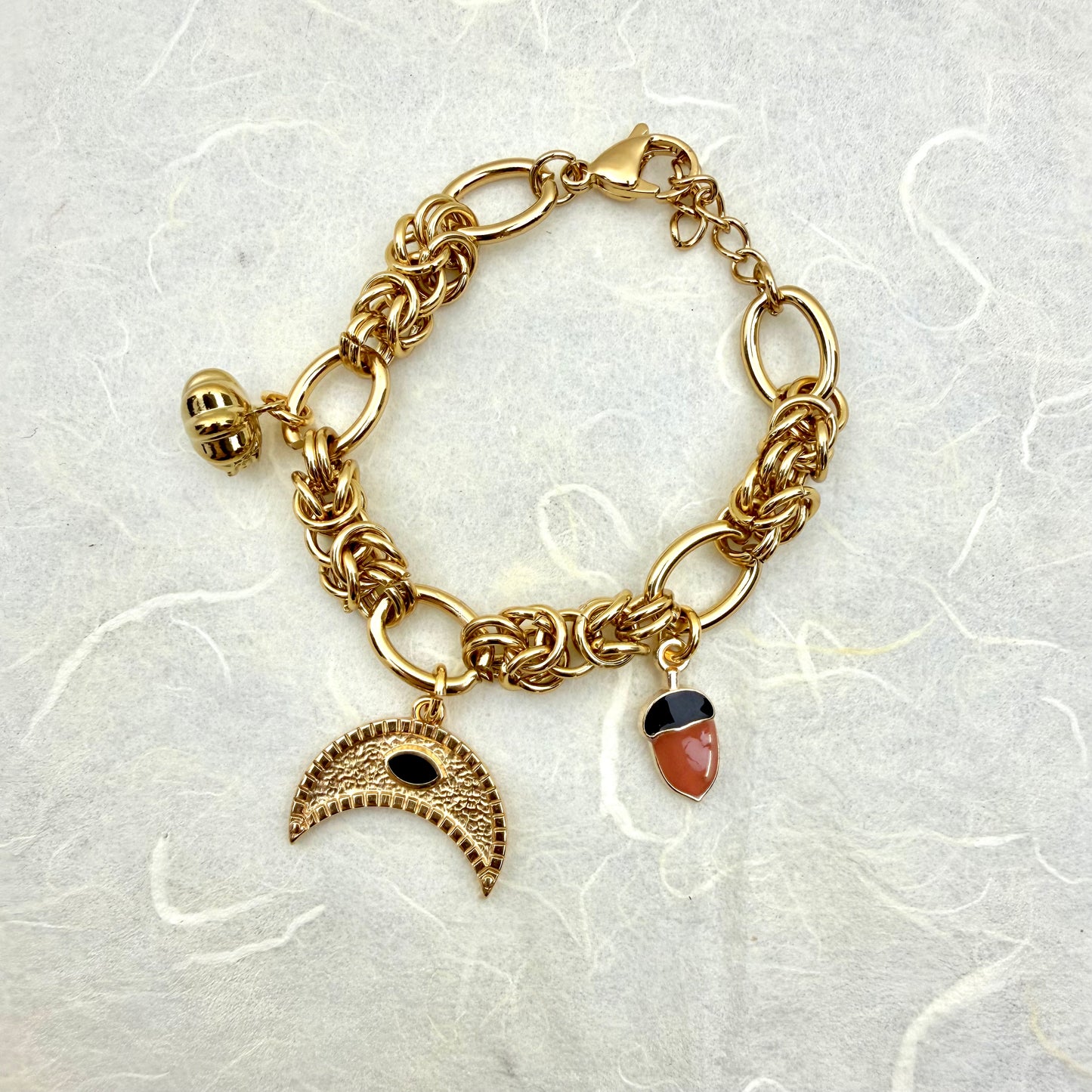 statement βραχιόλι με ατσάλινη αλυσίδα και link chain design με charm μισοφέγγαρου, βελανίδι και κολοκύθα