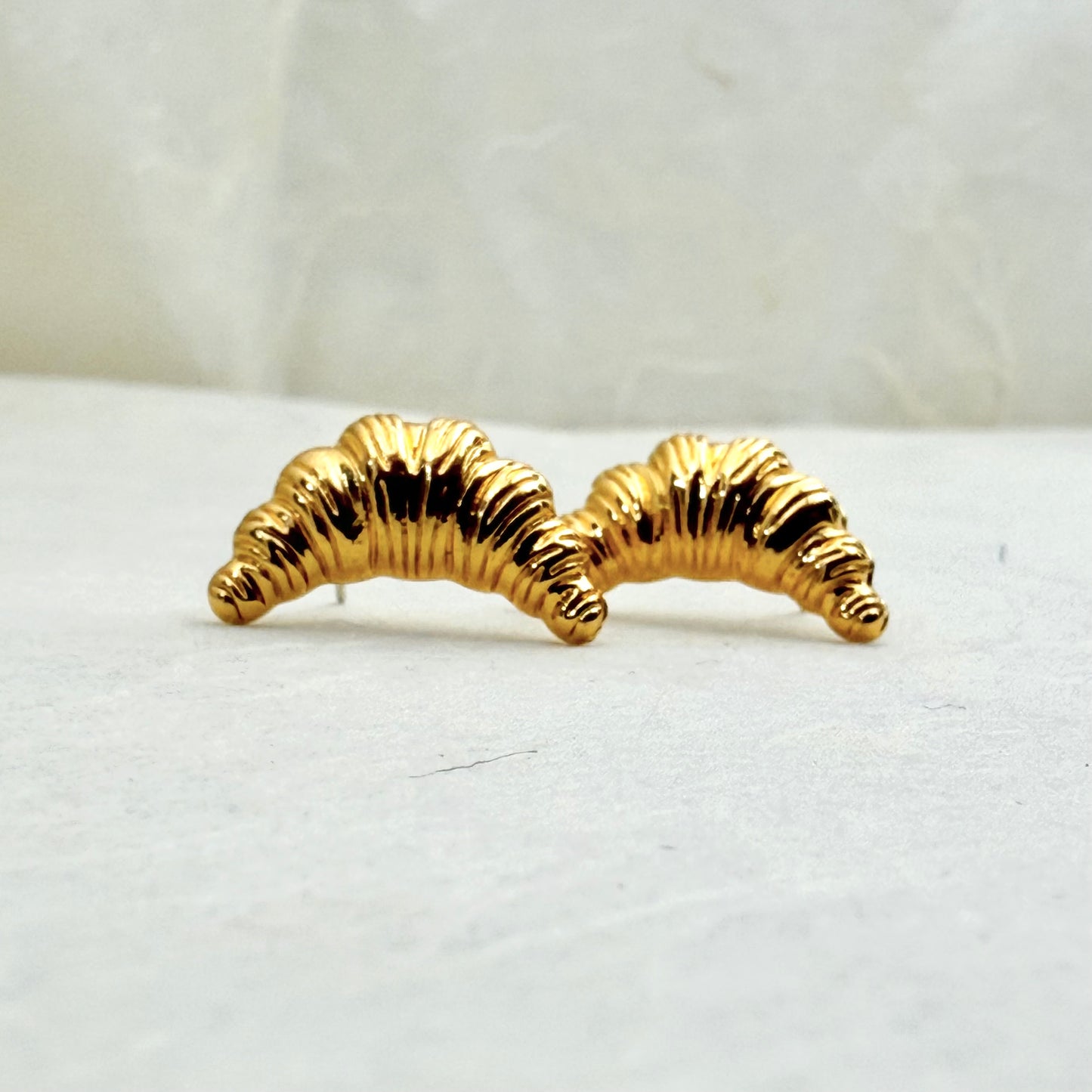 Επιχρυσωμένα καρφωτά σκουλαρίκια με croissant-inspired design