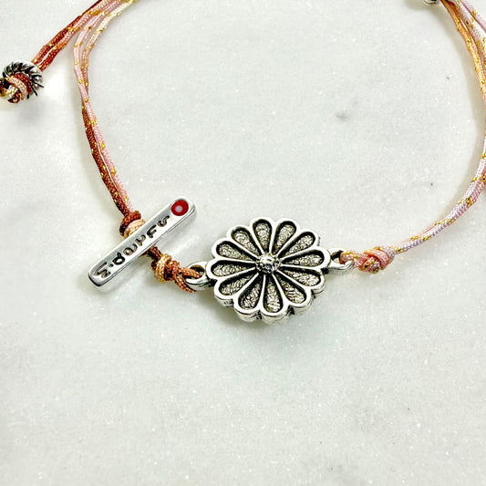 μαρτάκι-βραχιόλι με επάργυρο λουλούδι μαργαρίτα & στοιχείο μάρτης