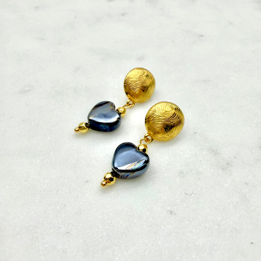 Καρφωτά σκουλαρίκια με κρεμαστές σκούρες κεραμικές χάντρες σε σχήμα καρδιάς