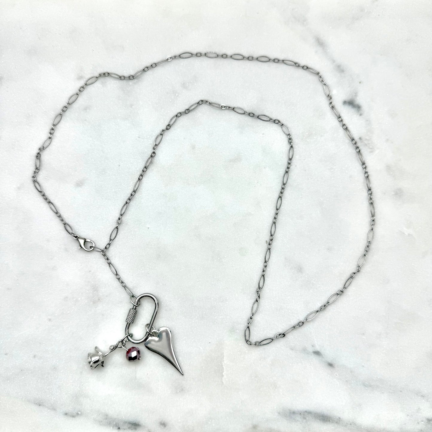 ασημένιο κολιέ με καρδιά και λουλούδι & κόκκινο κρύσταλλο charm και carabiner στοιχείο