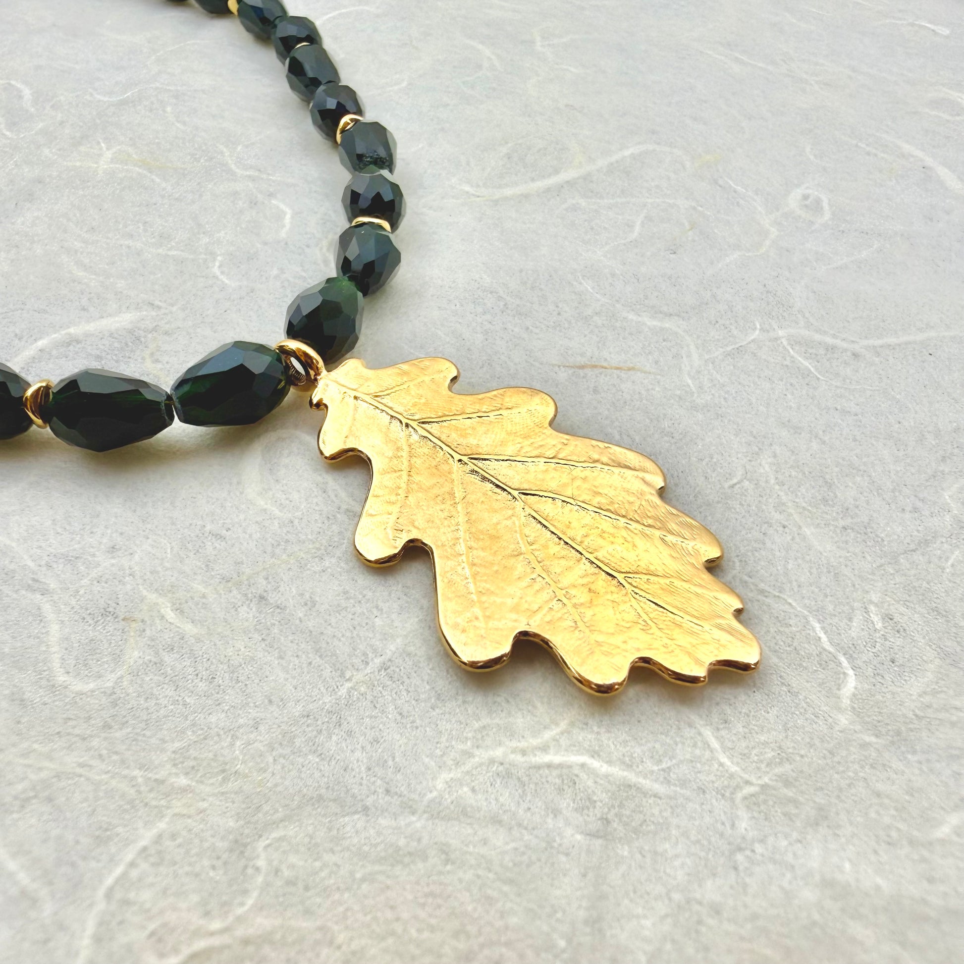 χειροποίητο κολιέ με χάντρες σε σχήμα δάκρυ σε πράσινο σκούρο χρώμα και oak leaf κρεμαστό στοιχείο και charm κολοκύθα