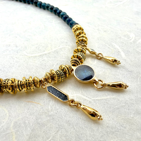 κολιέ με χάντρες σε σκούρο μπλε και μαύρο χρώμα και αντικέ επίχρυσα περαστά στοιχεία και κρεμαστά charms σε μπλε και μαύρες αποχρώσεις