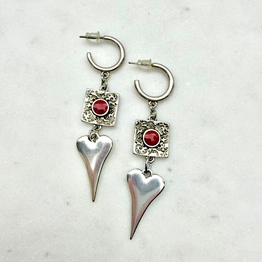 Ασημένια σκουλαρίκια με κόκκινη πέτρα και καρδιά charm