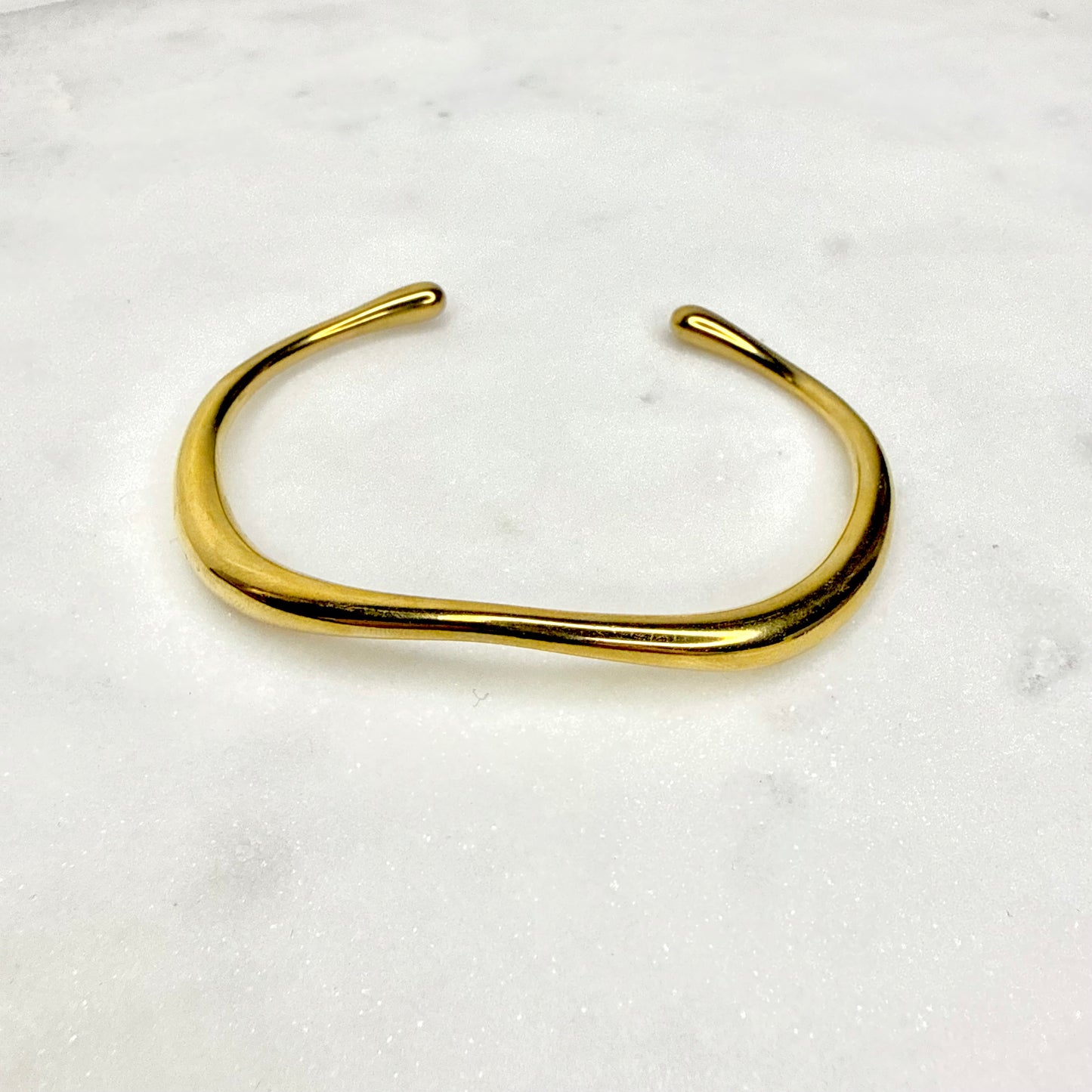 cuff χειροπέδα σε χρυσό χρώμα, σταθερό και ιδανικό για mix & match, ή να φορεθεί μόνο του.