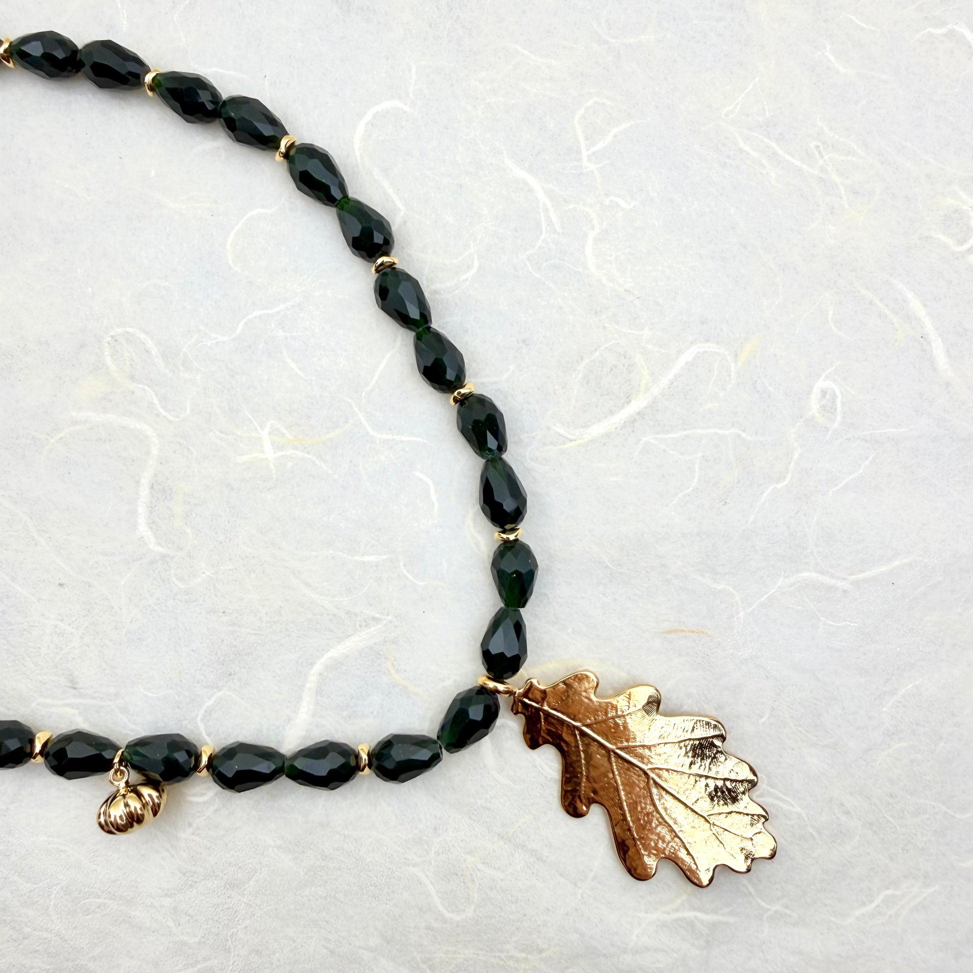 χειροποίητο κολιέ με χάντρες σε σχήμα δάκρυ σε πράσινο σκούρο χρώμα και oak leaf κρεμαστό στοιχείο και charm κολοκύθα