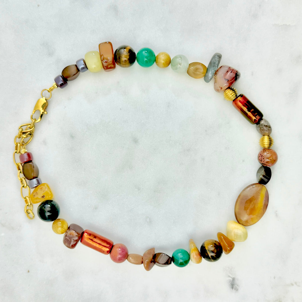 autumn beaded necklace με warm amber, yellow, orange και brown tones δένουν με τις μικρές green, blue και dark details