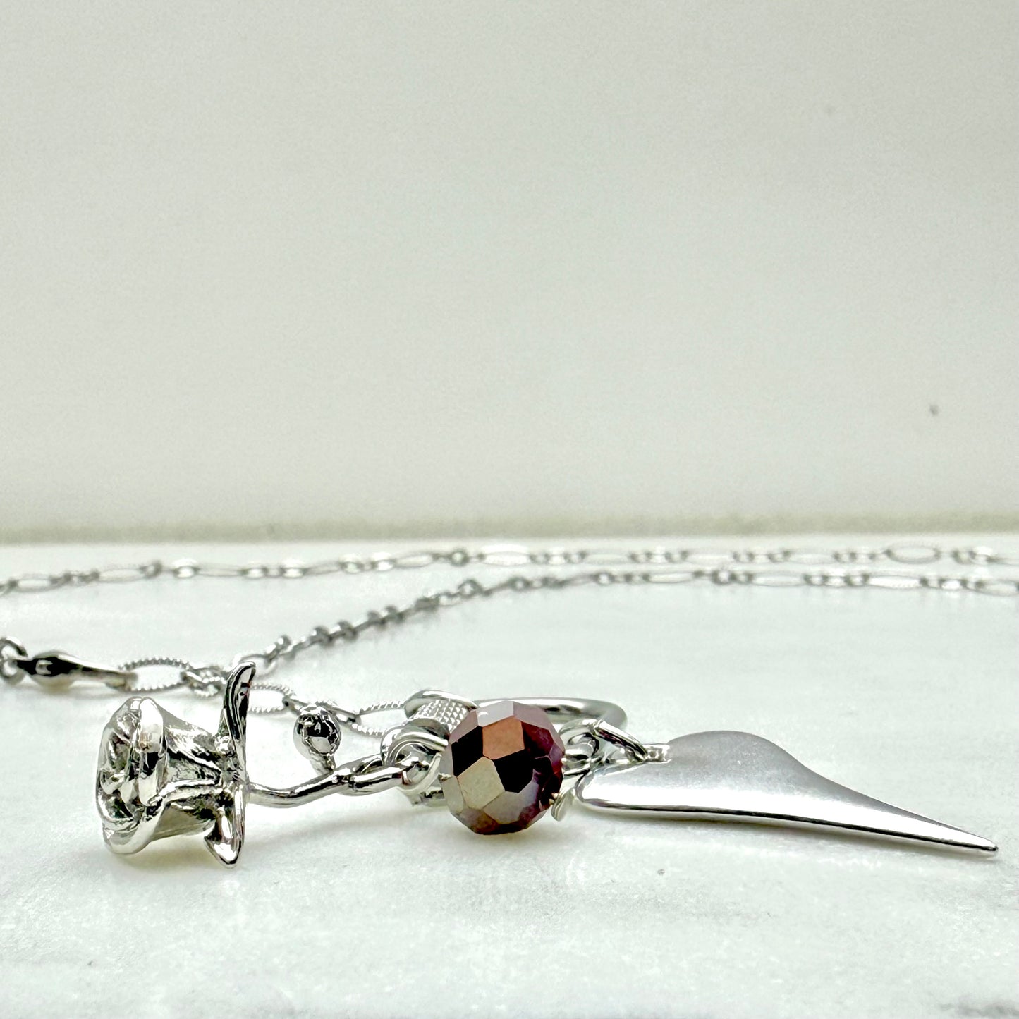 ασημένιο κολιέ με καρδιά και λουλούδι & κόκκινο κρύσταλλο charm και carabiner στοιχείο