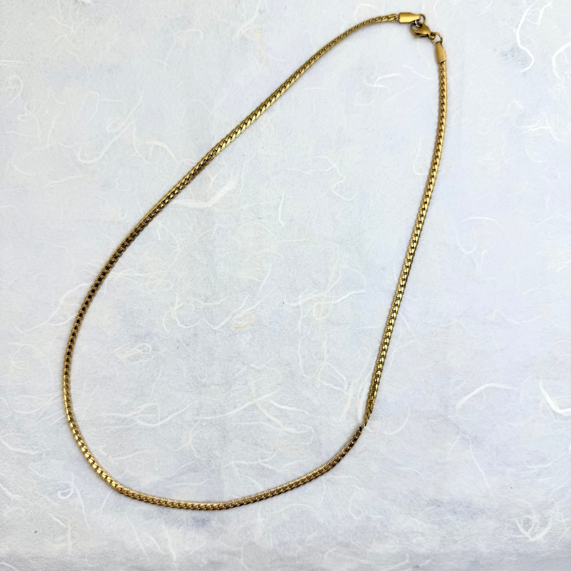ατσάλινο κολιέ με επιχρύσωση σε minimal design