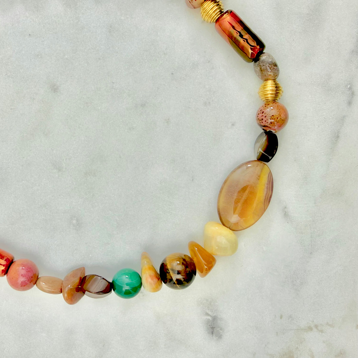 autumn beaded necklace με warm amber, yellow, orange και brown tones δένουν με τις μικρές green, blue και dark details