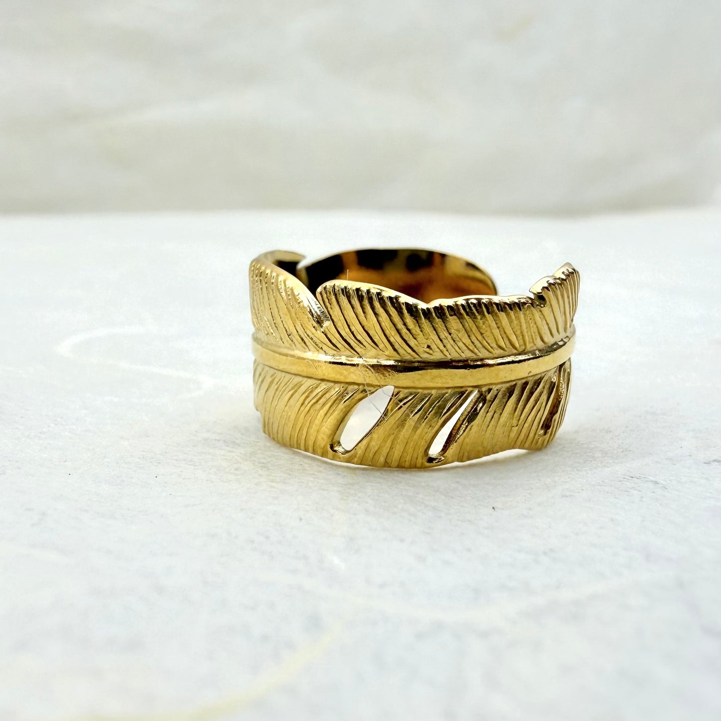 ατσάλινο δαχτυλίδι με feather-inspired σχέδιο