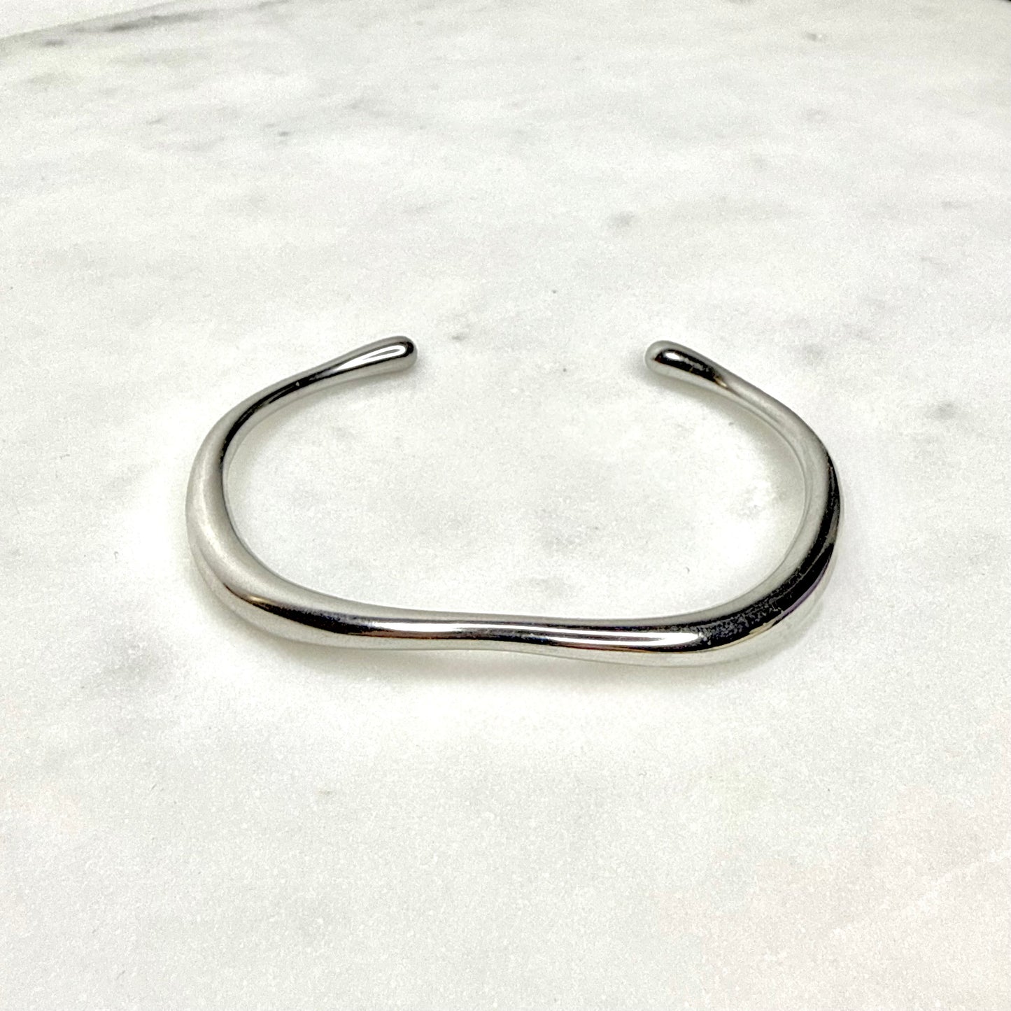 cuff χειροπέδα σε ασημί χρώμα, σταθερό και ιδανικό για mix & match, ή να φορεθεί μόνο του.