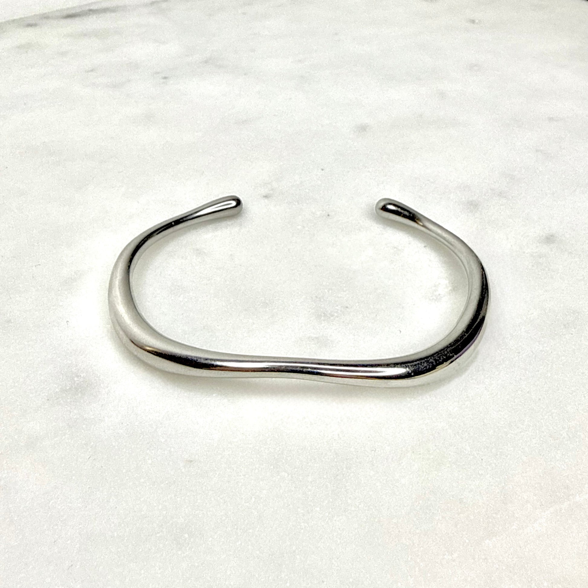 cuff χειροπέδα σε ασημί χρώμα, σταθερό και ιδανικό για mix & match, ή να φορεθεί μόνο του.