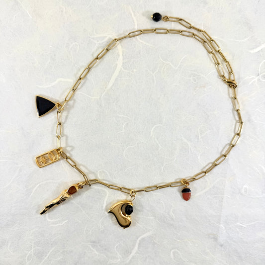 χειροποίητο χρυσό ατσάλινο κολιέ με γεωμετρικά στοιχεία / charms