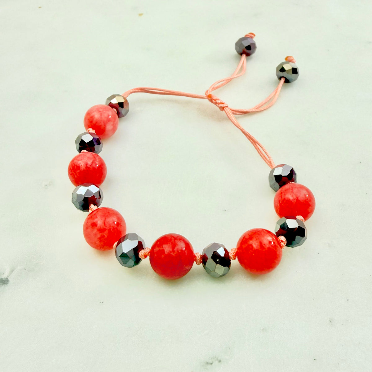 cherry bead bracelet με ροζ και σκούρες κόκκινες πέτρες για colourful everyday looks