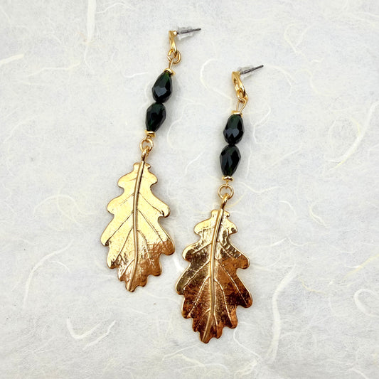 χειροποίητα κρεμαστά σκουλαρίκια με oak leaf pendants και χάντρες σε σχήμα δάκρυ σε πράσινο σκούρο χρώμα