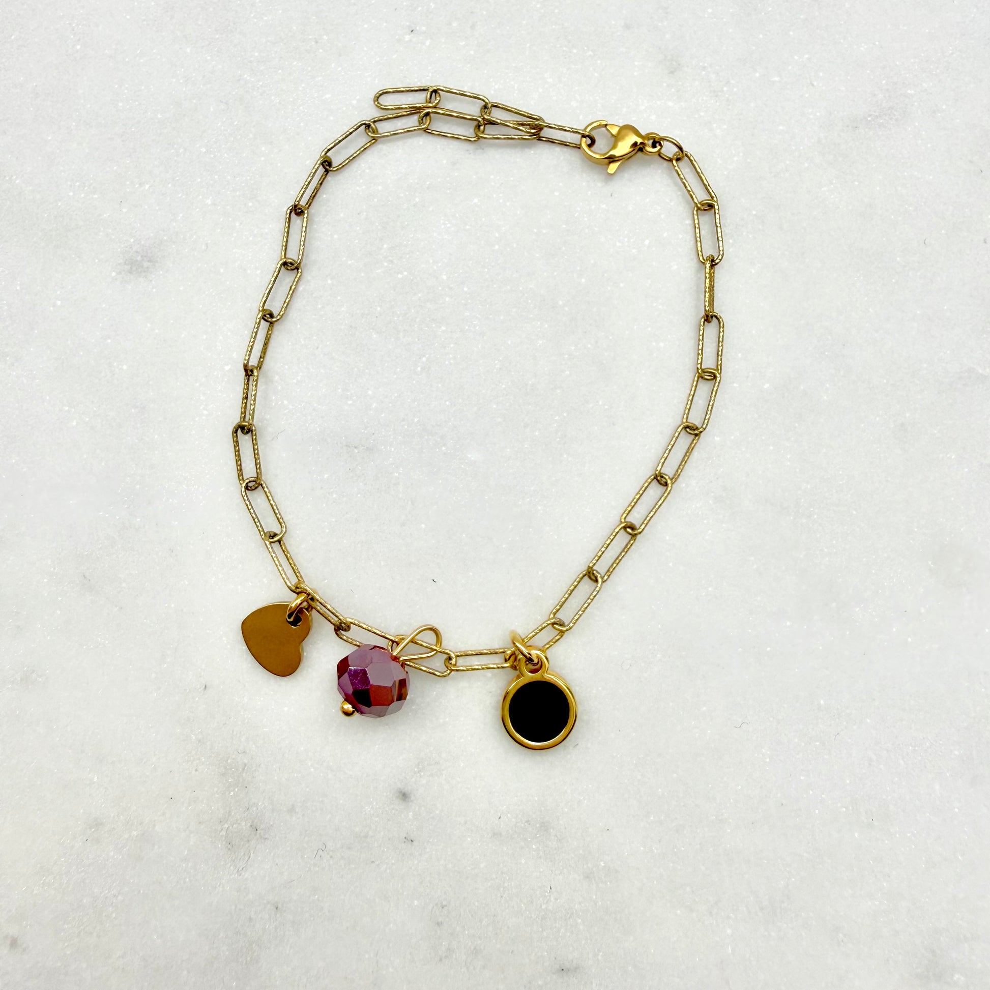 βραχιόλι με ατσάλινη αλυσίδα, gold chain with heart, crystal, and black charm for a modern look