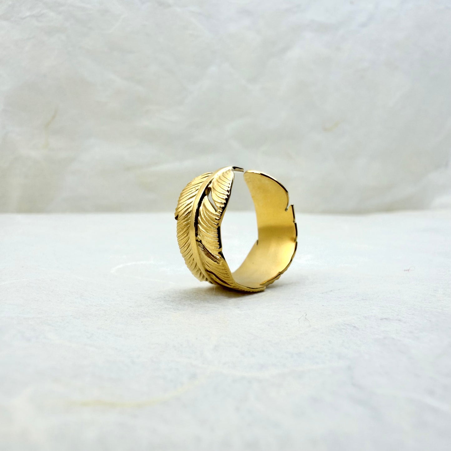 ατσάλινο δαχτυλίδι με feather-inspired σχέδιο