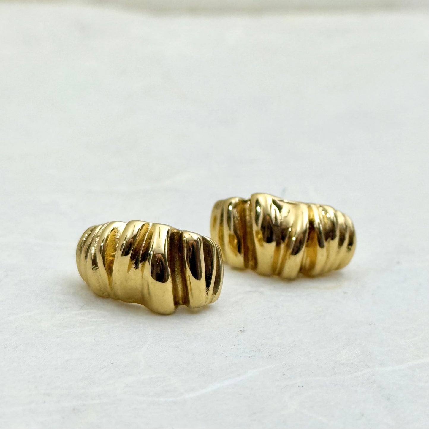 Wrinkly Earrings – επιχρυσωμένα καρφωτά σκουλαρίκια με ζαρωμένο σχέδιο