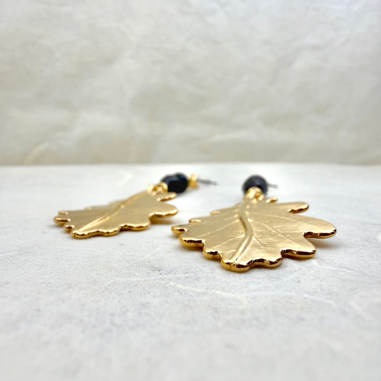 χειροποίητα κρεμαστά σκουλαρίκια με oak leaf pendants και χάντρες σε σχήμα δάκρυ σε πράσινο σκούρο χρώμα