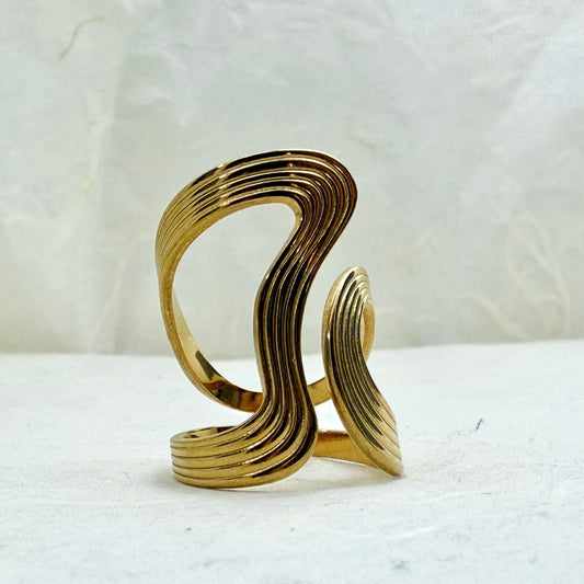 επίχρυσο statement δαχτυλίδι από stainless steel με κυματιστό design